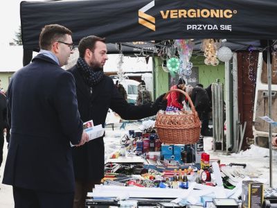 Rozmowy z mieszkańcami na targu