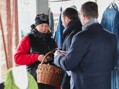 Rozmowy z mieszkańcami na targu